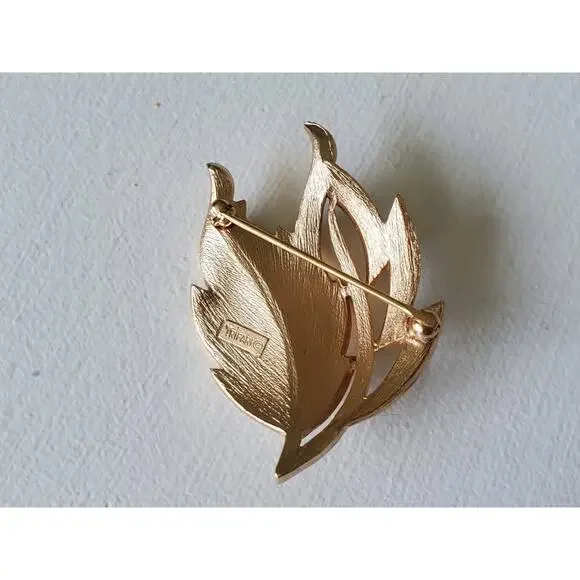 Vintage Crown Trifari Designer White Enamel Leaf Brooch - Picture 3 of 4